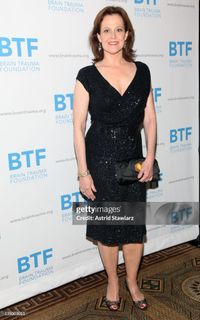 Sigourney Weaver feet photo 9
