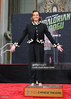 Sigourney Weaver feet photo 5
