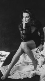 Silvia Navarro feet photo thumbnail