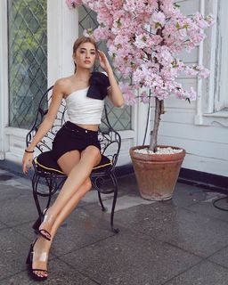 Simay Barlas feet photo thumbnail