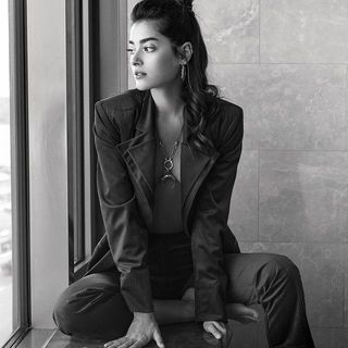 Simay Barlas feet photo thumbnail