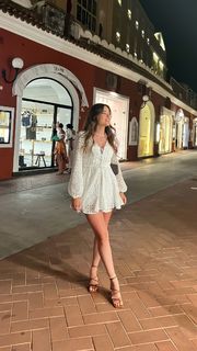 Simay Barlas feet photo thumbnail