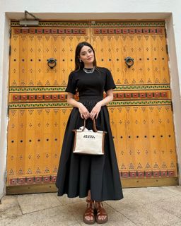 Simay Barlas feet photo thumbnail