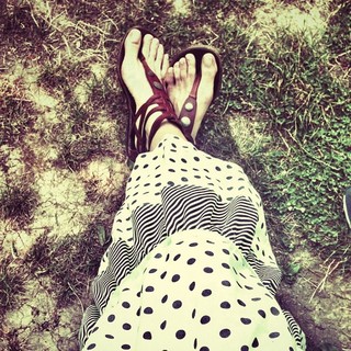 Simge Sagin feet photo thumbnail