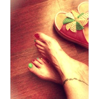 Simge Sagin feet photo thumbnail