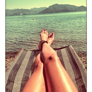 Simge Sagin feet photo thumbnail