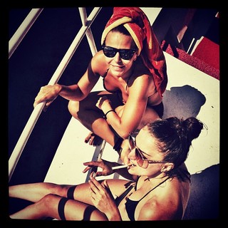 Simge Sagin feet photo thumbnail