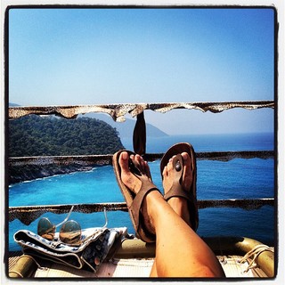 Simge Sagin feet photo thumbnail