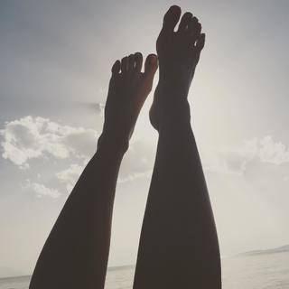 Simge Sagin feet photo thumbnail