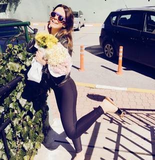 Simge Sagin feet photo thumbnail