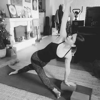 Simge Sagin feet photo thumbnail