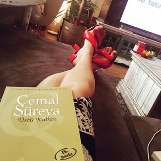 Simge Sagin feet photo thumbnail