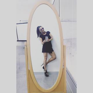 Simge Sagin feet photo thumbnail