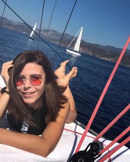 Simge Sagin feet photo thumbnail