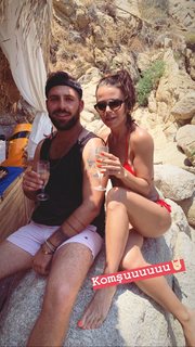 Simge Sagin feet photo thumbnail