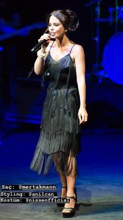 Simge Sagin feet photo thumbnail