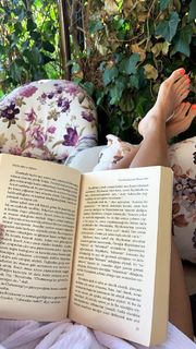 Simge Sagin feet photo thumbnail