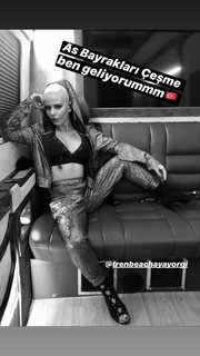 Simge Sagin feet photo thumbnail