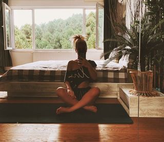 Simge Sagin feet photo thumbnail