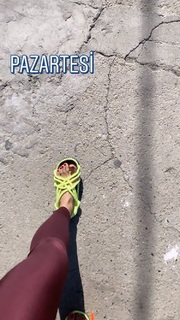 Simge Sagin feet photo thumbnail