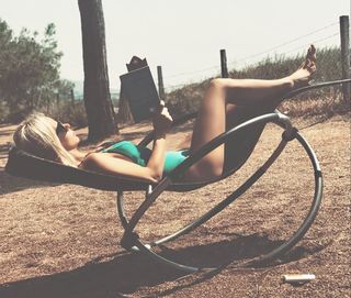 Simge Sagin feet photo thumbnail