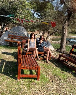 Simge Sagin feet photo thumbnail