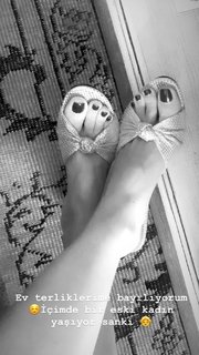 Simge Sagin feet photo thumbnail