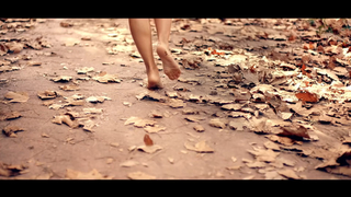 Simge Sagin feet photo thumbnail