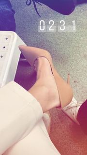 Simge Sagin feet photo thumbnail