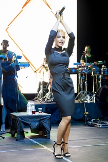 Simge Sagin feet photo thumbnail