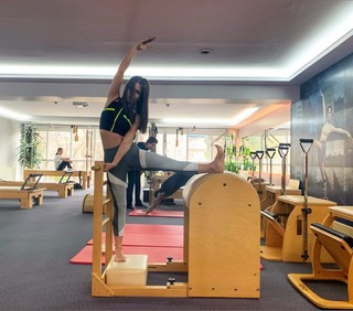 Simge Sagin feet photo thumbnail