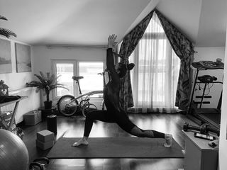 Simge Sagin feet photo thumbnail