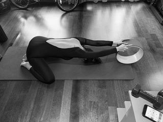 Simge Sagin feet photo thumbnail