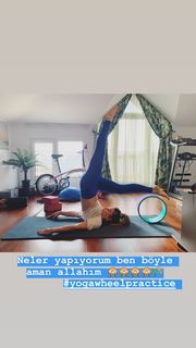 Simge Sagin feet photo thumbnail