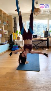 Simge Sagin feet photo thumbnail