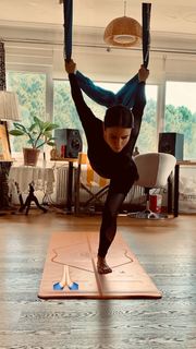 Simge Sagin feet photo thumbnail