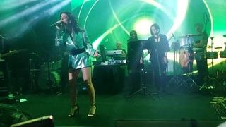 Simge Sagin feet photo thumbnail