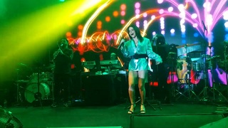 Simge Sagin feet photo thumbnail