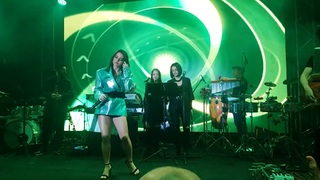 Simge Sagin feet photo thumbnail