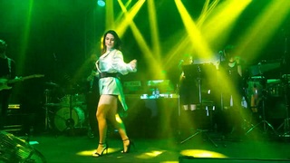 Simge Sagin feet photo thumbnail