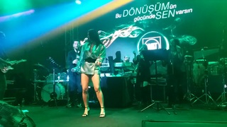 Simge Sagin feet photo thumbnail