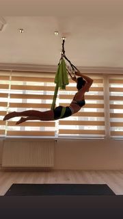 Simge Sagin feet photo thumbnail