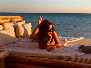 Simge Sagin feet photo thumbnail