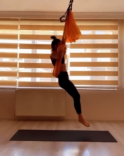 Simge Sagin feet photo thumbnail