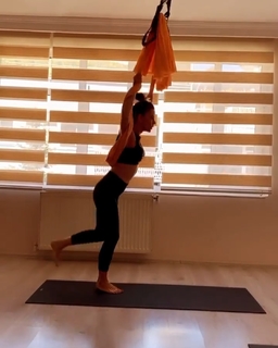 Simge Sagin feet photo thumbnail