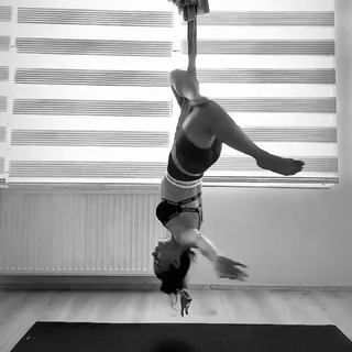 Simge Sagin feet photo thumbnail