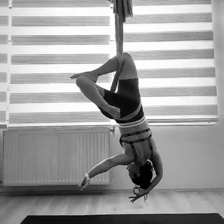 Simge Sagin feet photo thumbnail