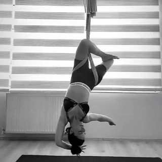 Simge Sagin feet photo thumbnail