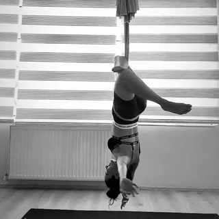 Simge Sagin feet photo thumbnail