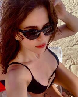 Simge Sagin feet photo thumbnail